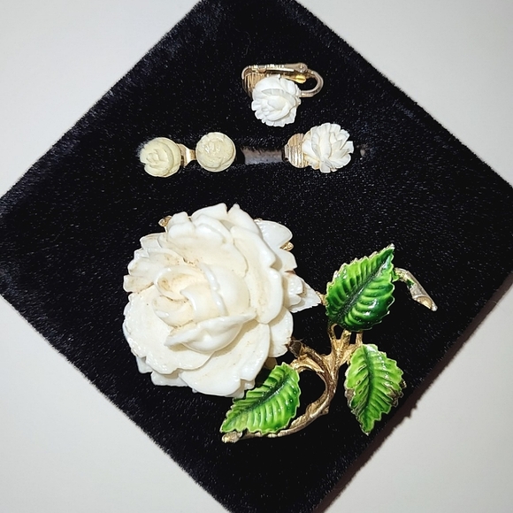 VINTAGE WHITE CELLULOID ROSE BROOCH & 2 PAIR EARRINGS - Picture 6 of 6